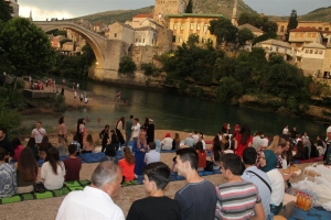 &Scaron;est stotina mladih na zajedničkom iftaru ispod Starog mosta