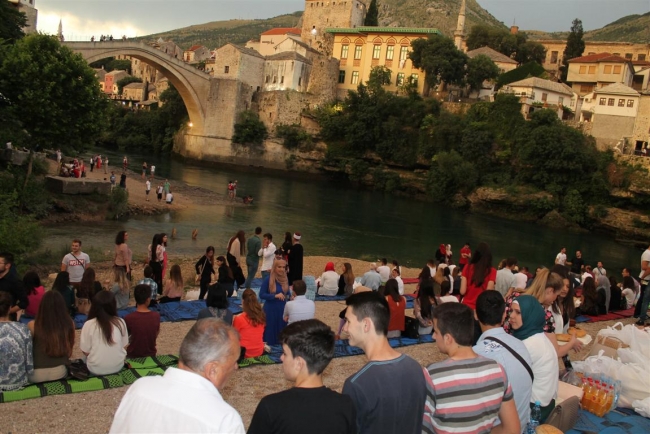&Scaron;est stotina mladih na zajedničkom iftaru ispod Starog mosta