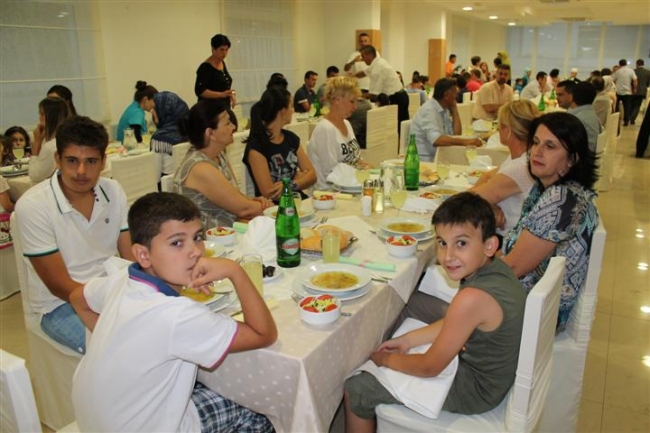 Iftar za jetime u Mostaru okupio humaniste iz Sarajeva, Slovenije, Njemačke i Turske
