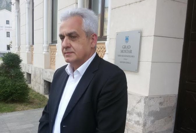 Muslimane sveo na demonstrante: Sramni potez Be&scaron;lića, zabranio Bajram-namaz na lokalitetu Laki&scaron;ića harema