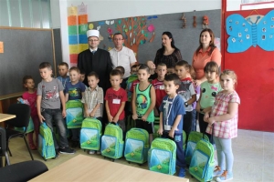 Muftija Dedović prvačićima podijelio školske torbe