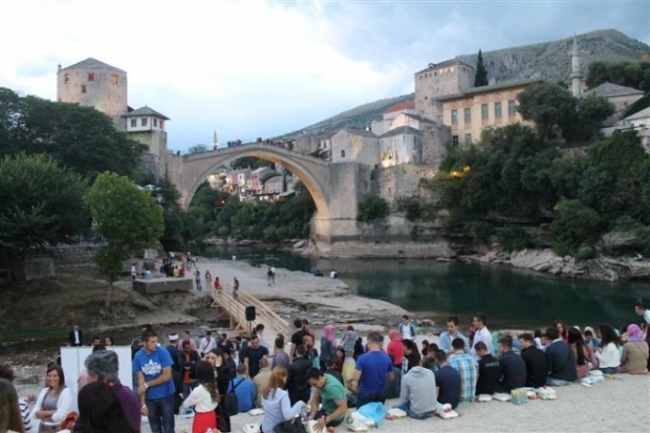 Omladinska udruženja priredila zajednički iftar ispod Starog mosta