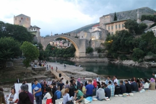 Omladinska udruženja priredila zajednički iftar ispod Starog mosta