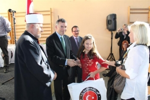TIKA darovala zimsku odjeću za 220 djece