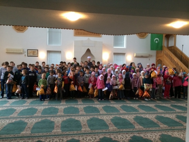 U džematu Vrapčići podijeljeni novogodi&scaron;nji paketići za 140 upisanih polaznika