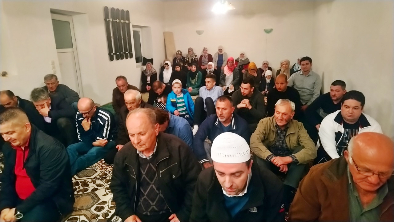 Tradicionalni zajednički iftar i teravih-namaz u naselju Lakat