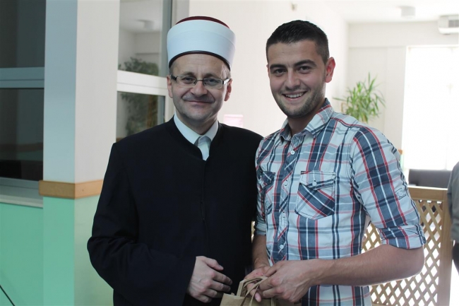 Reisu-l-ulema vrijednim poklonima čestitao Bajram povratničkim džematima